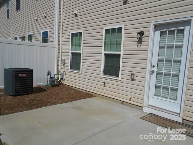 Building Photo - 2605 Silverthorn Dr