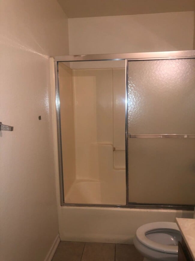 Building Photo - Convenience galore is what describes this ...