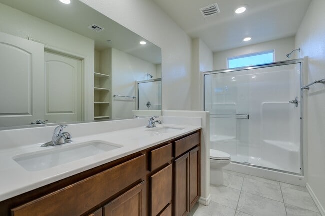 Building Photo - GORGEOUS TOWNHOME*UPGRADED*ALL APPLIANCES*...