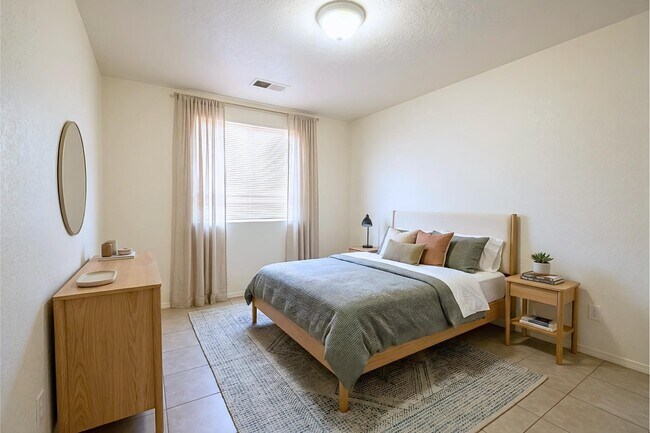 Building Photo - 1702 W Shangri La Rd