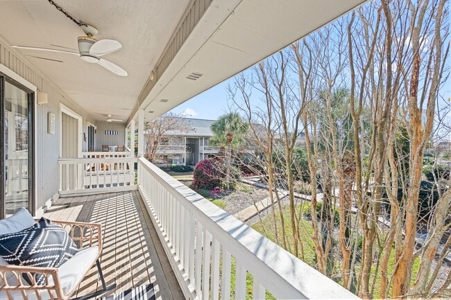 Building Photo - Cute fully furnished 1-Bedroom Codo in Sea...