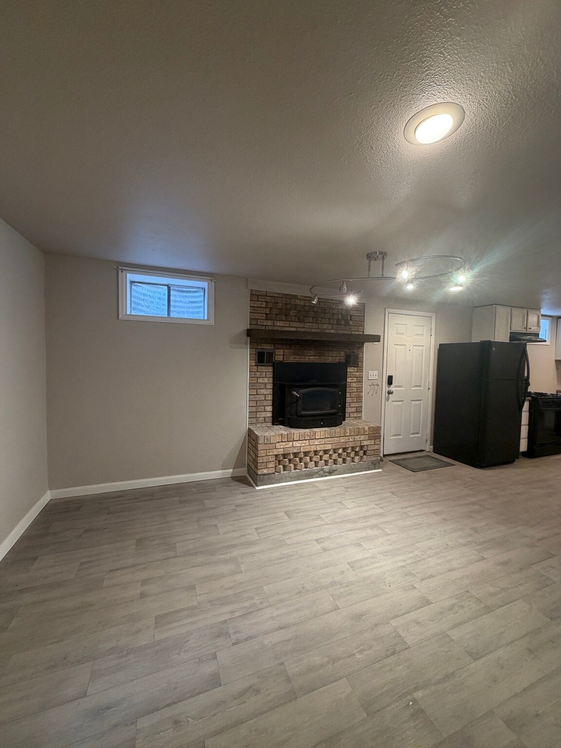 Building Photo - 3322 Vivian Dr