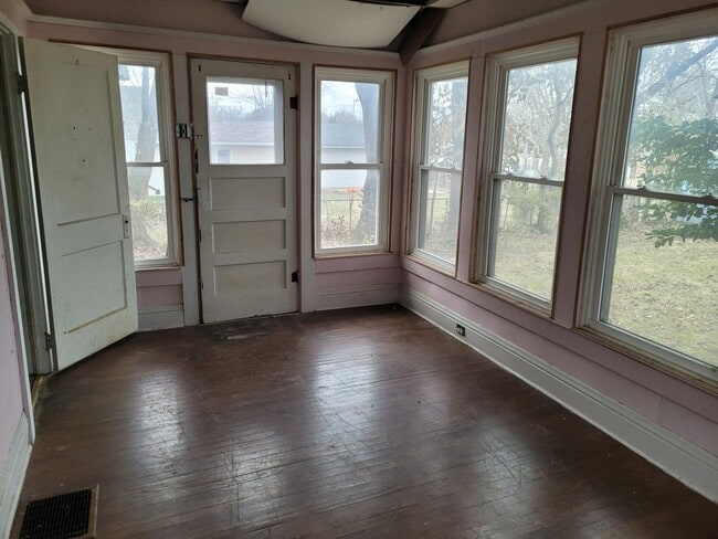 Building Photo - 203 W Lindell St