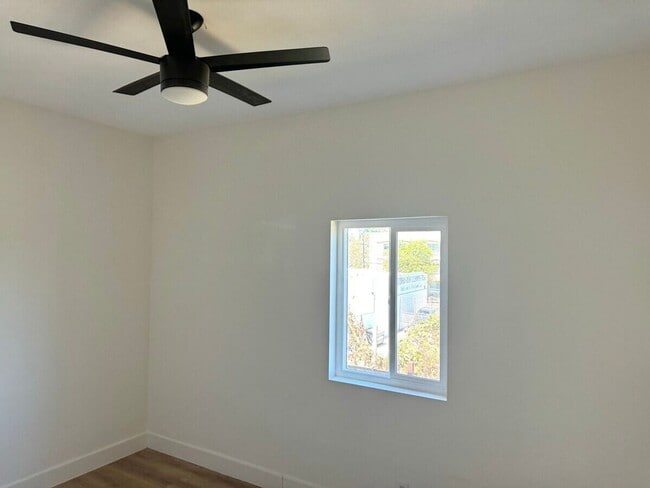 Building Photo - 4 Bed 2 Bath in Echo Park with Back Patio