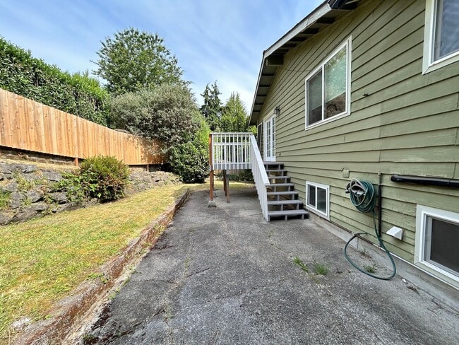 Building Photo - Spacious West Hill Gem – 4 Bed, 3 Bath wit...