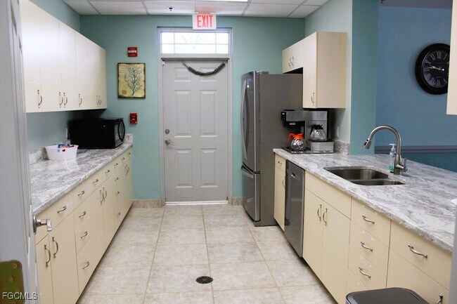 Building Photo - 16685 Lake Cir Dr