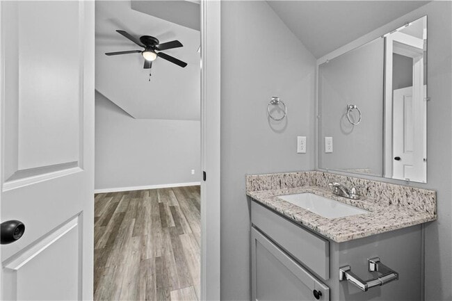 Building Photo - 772 S Locust Ave