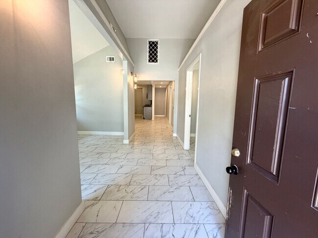 Building Photo - 3056 Crescent Way
