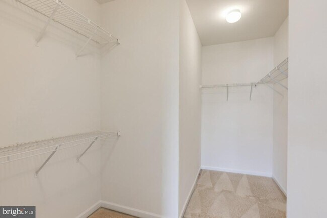 Building Photo - Spacious 3-level townhome with a 2-car garage in the desirable South Riding community.