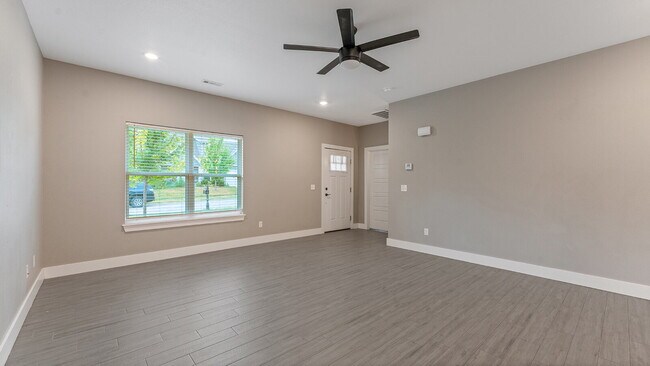 Building Photo - Welcoming Farmington Home Near Local Amenities