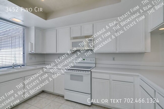 Building Photo - 3452 Pino Cir
