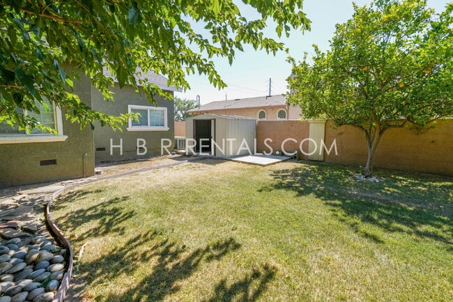 Building Photo - Charming 3-Bedroom Haven with 2 Full Baths...