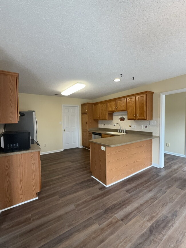 Building Photo - Three Bedroom Two and Half Full Bathroom R...