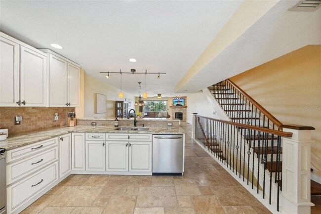 Building Photo - 637 Pinellas Bayway