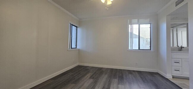 Building Photo - 5539 Courtyard Dr