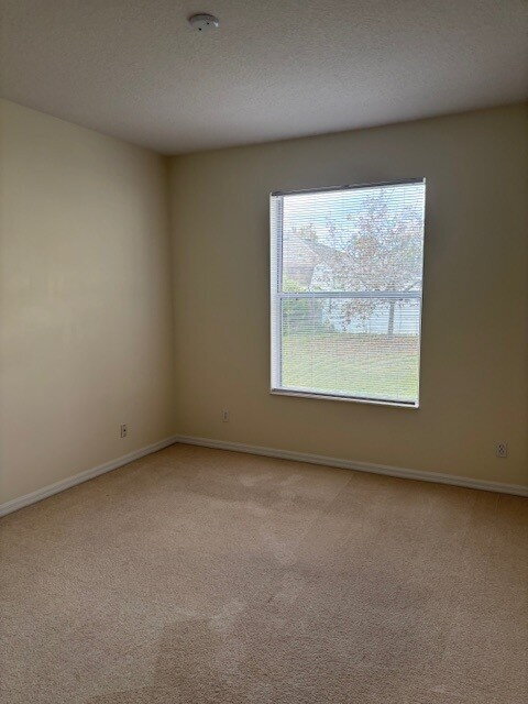 Building Photo - Close to Town Center and Shopping