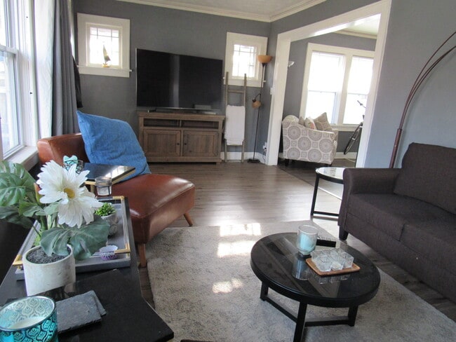 Building Photo - 5004 Euclid Ave