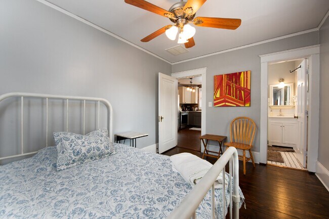 Building Photo - Fully Furnished Super Cute