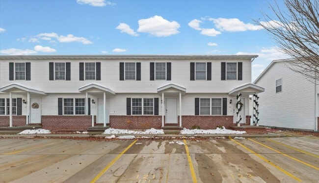 Building Photo - Modern Comfort & Space