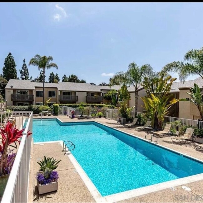 Building Photo - Villa La Jolla