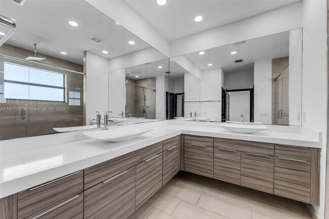 Building Photo - 16175 SW 136th Terrace