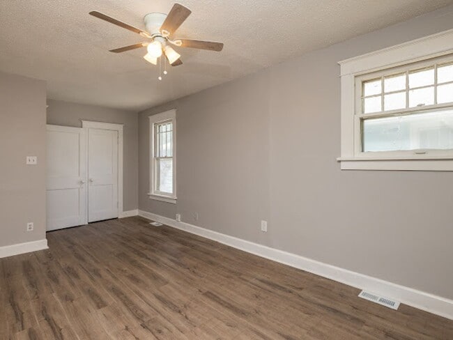 Building Photo - Newly renovated! 3 bedroom 1 bath with sin...