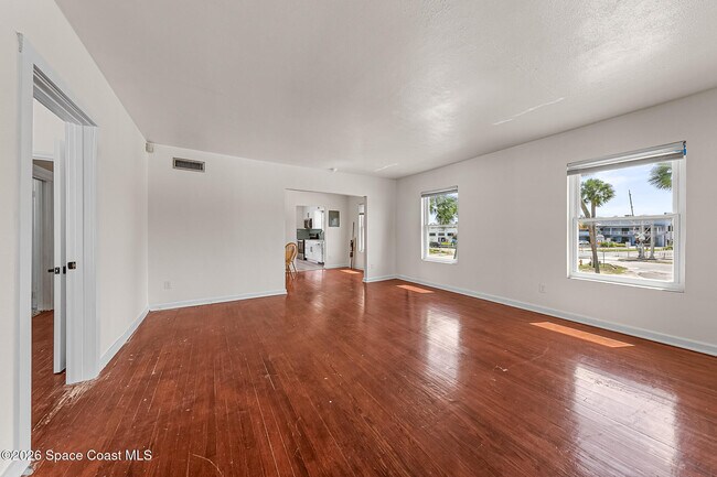 Building Photo - 1008 E Strawbridge Ave