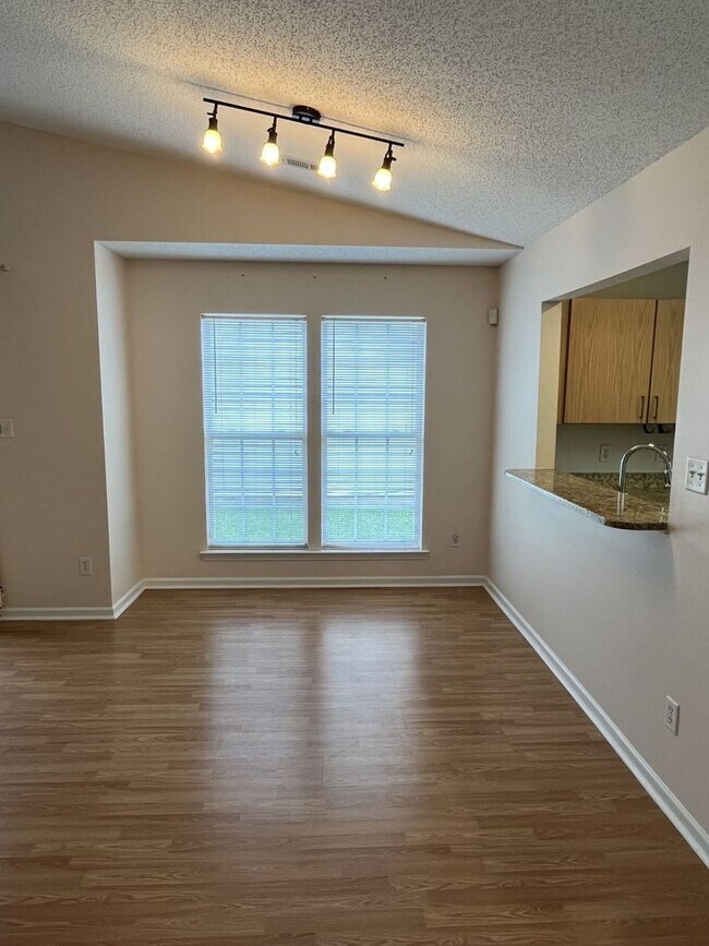 Building Photo - Updated 3 Bedroom, 2 Bath Ranch in NW Char...