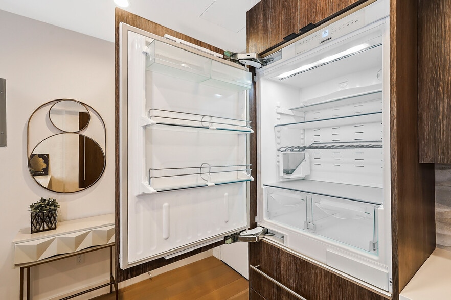 Building Photo - 695 6th Ave