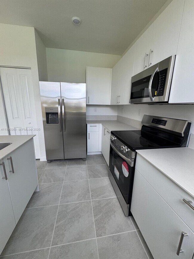 Building Photo - 2825 SE 25th Ave