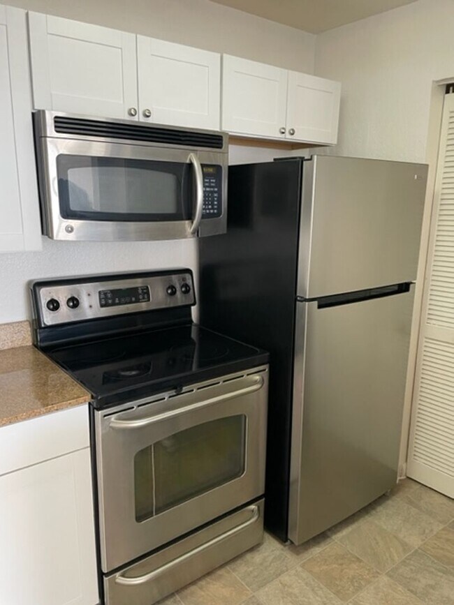 Building Photo - Lexington Place - 1325
