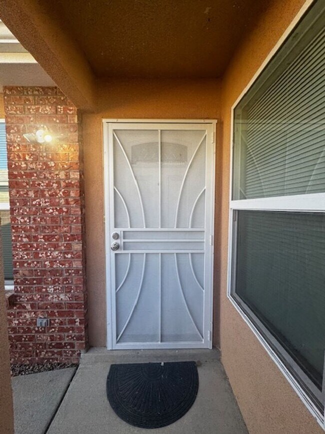 Building Photo - Spacious & Immaculate 3-Bed / 2-Bath Home