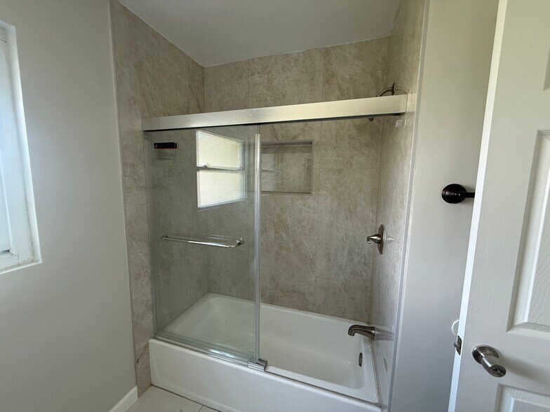 Building Photo - 11092 S Dallas Dr