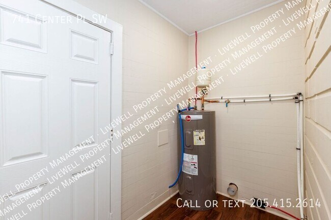 Building Photo - 741 Center Pl SW