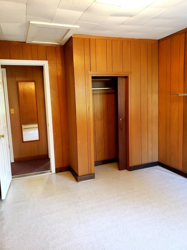 Building Photo - Quite house in quiet neighborhood. Corner Lot. Heat included.