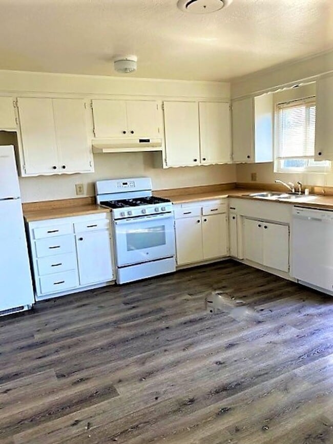 Building Photo - HE277