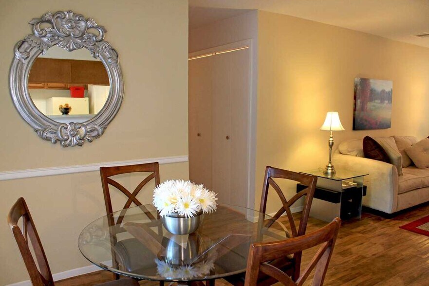 Building Photo - 2000 Cedar Bend Dr