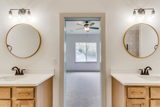 Building Photo - Beautiful and Modern 2 Bedroom