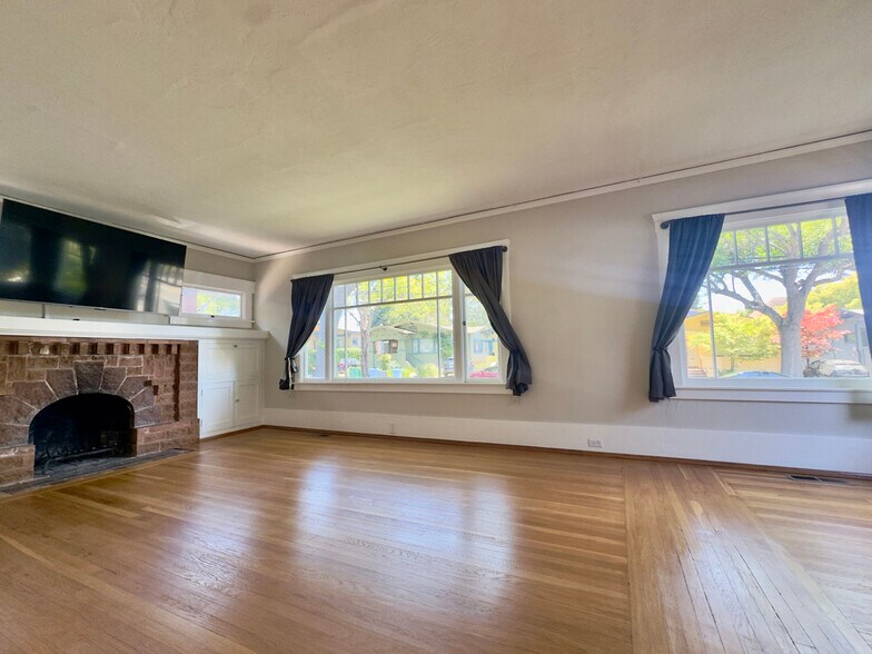 Building Photo - 2309 Derby St