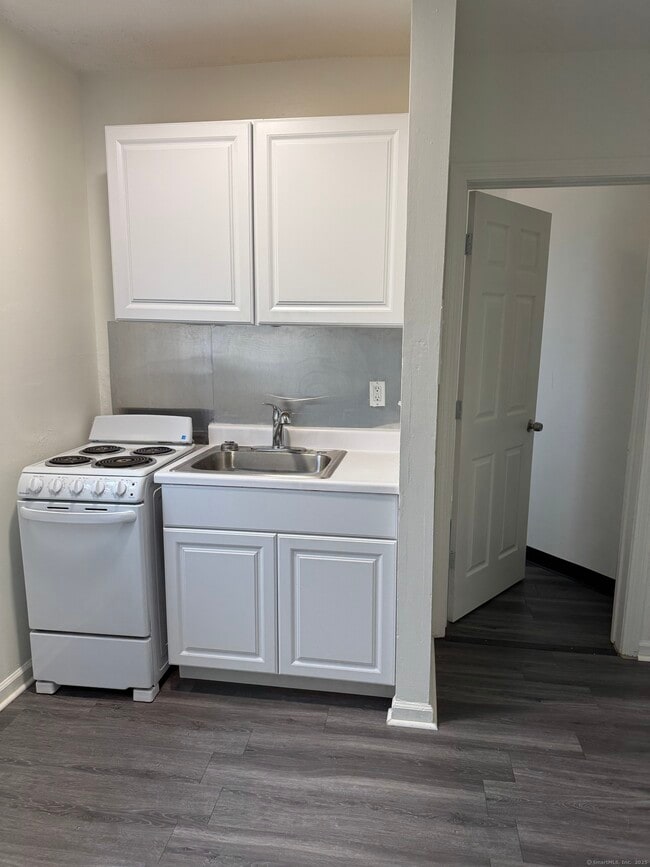 Building Photo - 666 Main St