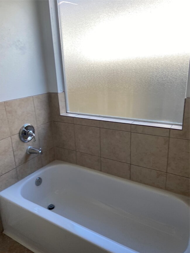 Building Photo - 1930 Shady Oaks Ct