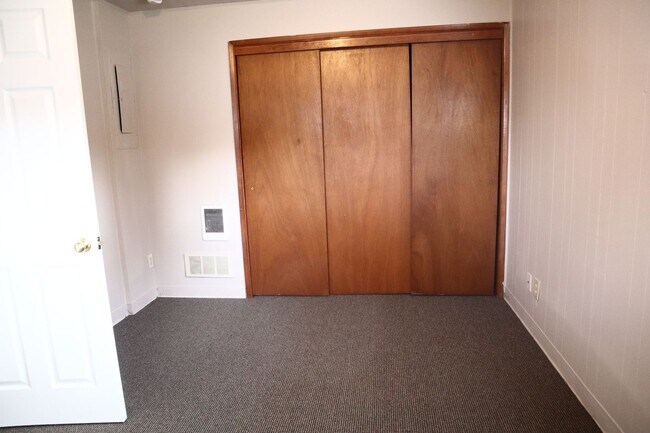 Building Photo - Cozy Single-Family Home for Lease in Brush...