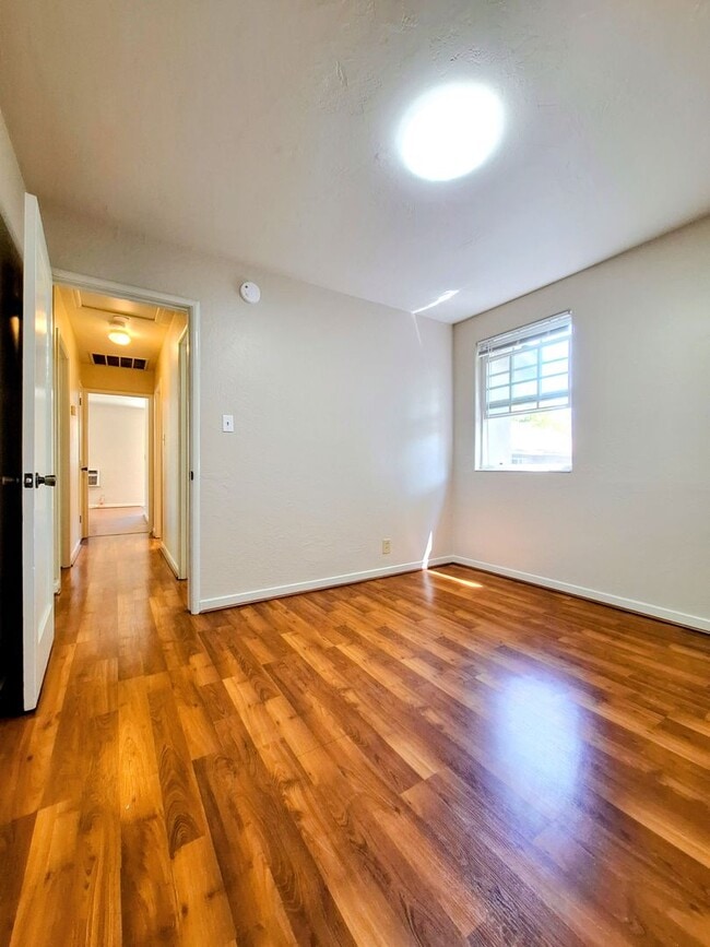 Building Photo - Country Style 3bd Home With Detached Garage