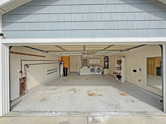 Building Photo - Charming 3B/2BA Oceanside Retreat with Mod...