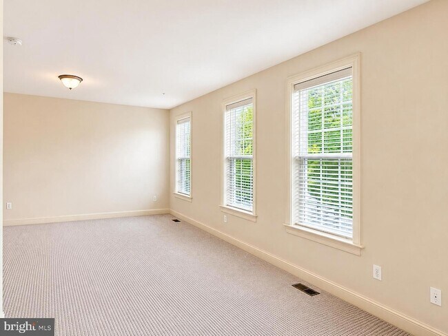 Building Photo - 3332 Burton Dr