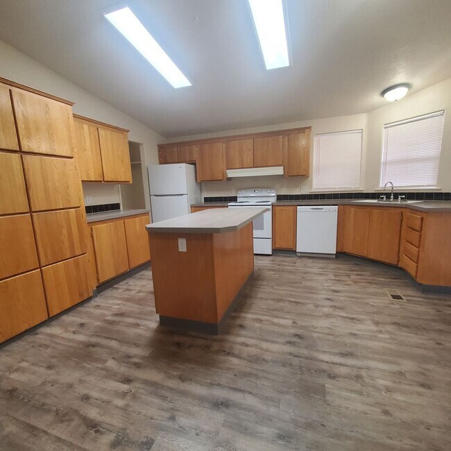 Building Photo - Newly Renovated Pet Friendly 3 Bed / 2 Bat...