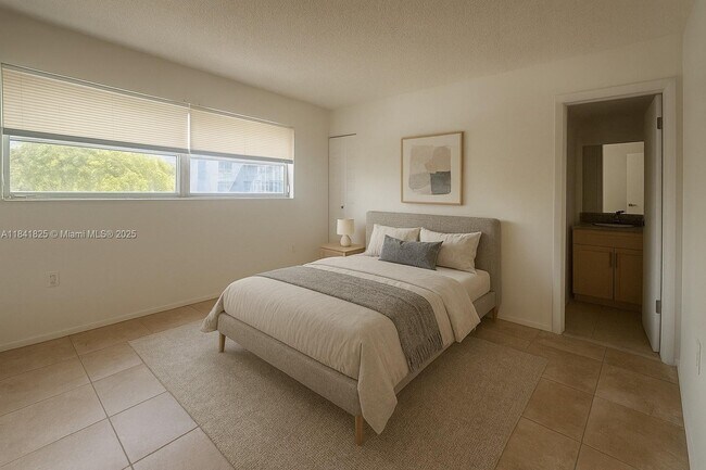 Building Photo - 9375 Fontainebleau Blvd