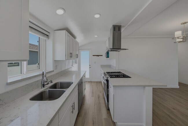 Building Photo - 8339 Kenyon Ave