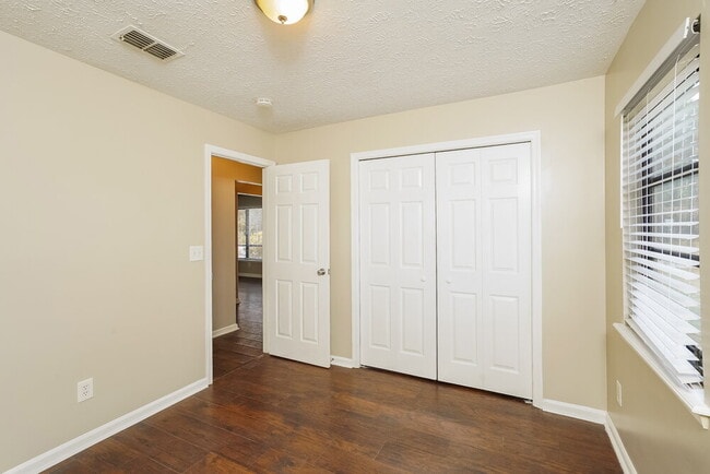 Building Photo - 452 SW Sansom Ln