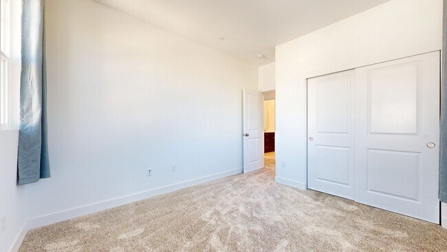 Building Photo - Bright & Beautiful 4 Bedroom 3 Full Bathroom Home!